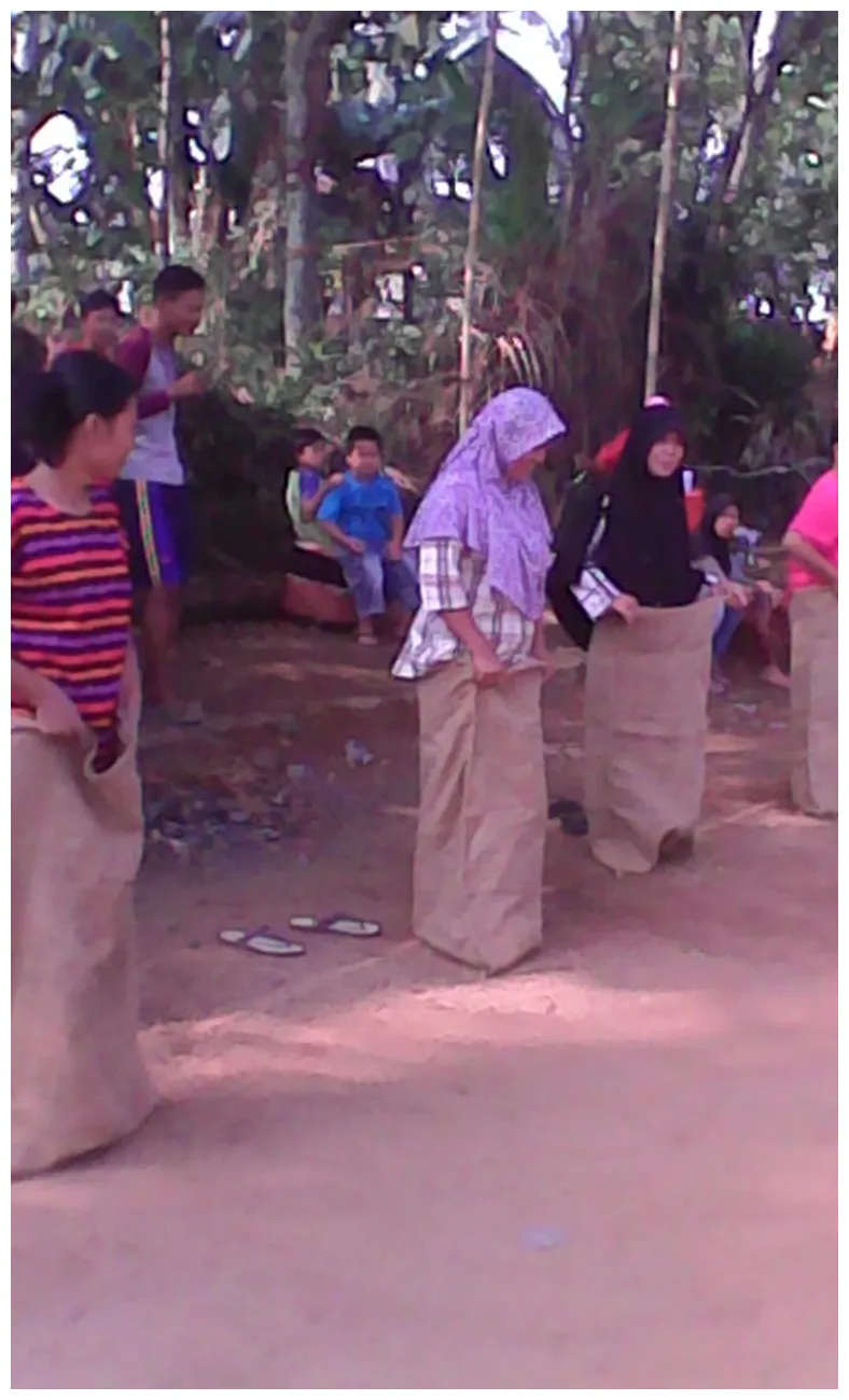 Gambar mewarnai lomba balap karung