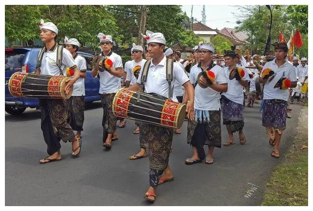 Gambar mewarnai Playing gamelan basabaliwiki siap cetak