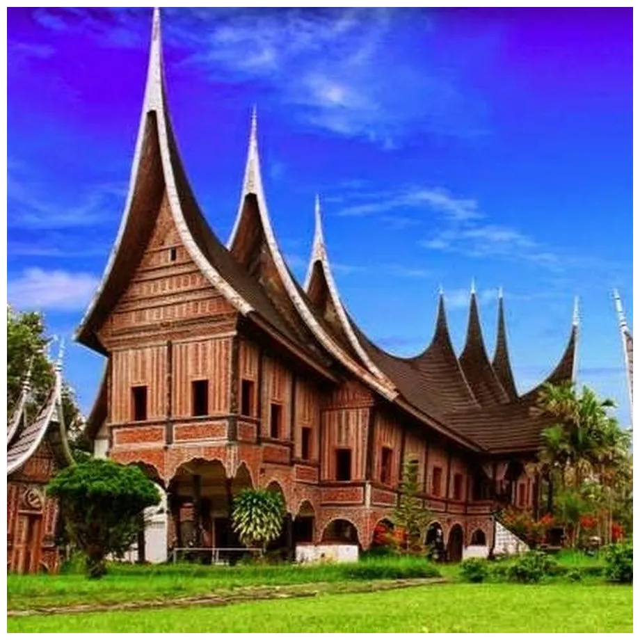 Mewarnai rumah gadang
